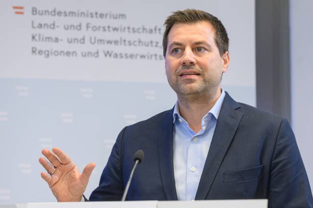 photonews.at - Wien, 02.10.2026. Die Bundesregierung stellt den Begutachtungsentwurf für das neue Wasserentnahmeregister vor. Das Register soll die Daten über relevante Wasserentnahmen verbessern und damit die langfristige Planung und Sicherung der Wasserversorgung unterstützen. PHOTO: Abg. Michael Bernhard (NEOS) Presentation of the draft regulation for Austria’s new water abstraction register, aimed at improving data on significant water withdrawals and supporting long-term water management. Wasserversorgung, Wasserwirtschaft, Grundwasser, Oberflächenwasser, Wasserknappheit, Dürre, Klimawandel Wasserressourcen, Nachhaltigkeit, Wasserbücher, Digitalisierung Präsentation des Wasserentnahmeregisters