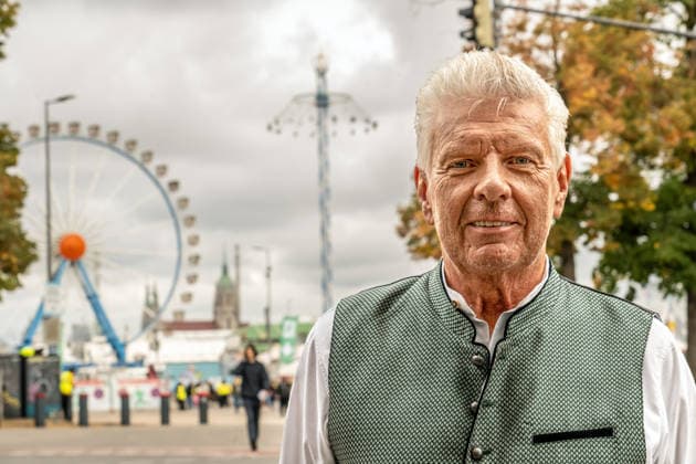 Der Münchner Altoberbürgermeister Dieter Reiter vor Riesenrad und BayernTower, Oktoberfest, Freitagmittag, München, 2. Oktober 2026 Deutschland, München, 2. Oktober 2026, der Münchner Altoberbürgermeister Dieter Reiter am Südeingang zur Wiesn, vor Riesenrad und BayernTower, Freitagmittag um 13 Uhr, Dieter Reiter war im März als Oberbürgermeister abgewählt worden, Bayern