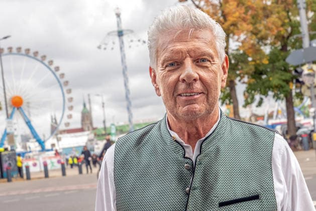 Der Münchner Altoberbürgermeister Dieter Reiter vor Riesenrad und BayernTower, Oktoberfest, Freitagmittag, München, 2. Oktober 2026 Deutschland, München, 2. Oktober 2026, der Münchner Altoberbürgermeister Dieter Reiter am Südeingang zur Wiesn, vor Riesenrad und BayernTower, Freitagmittag um 13 Uhr, Dieter Reiter war im März als Oberbürgermeister abgewählt worden, Bayern