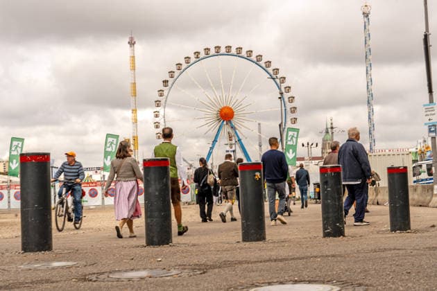 Sicherheitspoller am Südeingang zur Wiesn, Schutz vor Anschlägen, Freitagmittag, Oktoberfest, München, 2. Oktober 2026 Deutschland, München, 2. Oktober 2026, Sicherheitspoller am Südeingang zur Wiesn, Wiesnbesucher vor Riesenrad und BayernTower, Freitagmittag um 13 Uhr, Zufahrtssperren um Anschläge mit Fahrzeugen zu verhindern, Sicherheit, Bayern