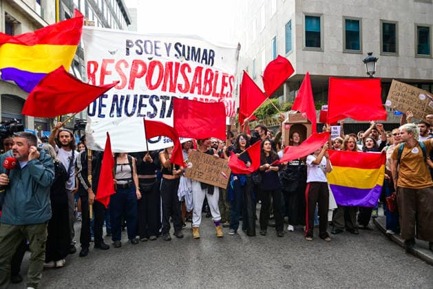 October 2, 2026, Madrid, Madrid, SPAIN: Housing activists and demonstrators confront far-right YouTubers during a protest outside the Spanish Congress of Deputies in Madrid, Spain, on October 2, 2026. The content creators are urged to leave the demonstration amid verbal confrontations with protesters, who object to their presence and recording activities. The protest, organized by the Sindicato de Inquilinas e Inquilinos de Madrid, takes place during the parliamentary vote on two housing decrees concerning tenant protection and affordable housing. Madrid SPAIN - ZUMAz108 20261002_znp_z108_028 Copyright: xRichardxZubelzux