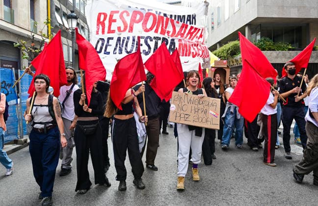 October 2, 2026, Madrid, Madrid, SPAIN: Housing activists and demonstrators confront far-right YouTubers during a protest outside the Spanish Congress of Deputies in Madrid, Spain, on October 2, 2026. The content creators are urged to leave the demonstration amid verbal confrontations with protesters, who object to their presence and recording activities. The protest, organized by the Sindicato de Inquilinas e Inquilinos de Madrid, takes place during the parliamentary vote on two housing decrees concerning tenant protection and affordable housing. Madrid SPAIN - ZUMAz108 20261002_znp_z108_029 Copyright: xRichardxZubelzux
