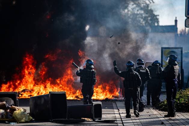 News Bilder des Tages HIGH SCHOOL STUDENT PROTEST PHOTOPQR OUEST FRANCE Kévin Guyot Ouest France RENNES October 2, 2026 October 2, 2026 Third day of protests in high schools and on the streets of Rennes, Ille-et-Vilaine, Brittany. High school studentsare mobilizing to demand more resources for education. Roadblocks, burning trash cans, and tear gas marked much of the morning. Near the Jules Ferry metro station, Jean Macé High School, and the Faculty of Law and Political Science, violent clashes between young people and law enforcement took place. PHOTO: KEVIN GUYOT, OUEST FRANCE, France. Fires have broken out at several schools in France as students protest by blockading educational institutions nationwide over school funding and learning conditions. RENNES, Fr Copyright: xPHOTOPQR OUESTxFRANCE MAXPPPxKévinxGuyotx xOuest-Francex 20261002OFR1449 20261002OFR1449