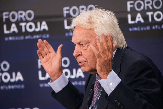 Second Day of the La Toja Vínculo Atlántico Forum Former Prime Minister Felipe González during the La Toja Vínculo Atlántico Forum on October 2, 2026, in O Grove, Pontevedra, Galicia, Spain. The La Toja Vínculo Atlántico Forum is a renowned annual forum for debate and reflection focused on the defense of liberal democracy, the Atlantic partnership, and international cooperation. Founded in 2019 on the initiative of Josep Piqué, Amancio López Seijas, and the Hotusa Group, it brings together prominent political and business leaders, academics, and representatives of civil society on the island of La Toja. OCTOBER 2, 2026 Elena Ferná O Grove, Pontevedra, Galicia O Grove, Pontevedra, Galicia, Spain Copyright: xElenaxFernandezx 7815482