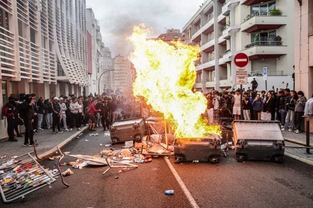 High school blockades, student protests, clashes with law enforcement PHOTOPQR SUD OUEST David Le Deodic Pau October 2, 2026 High school blockades, student protests, tensions with law enforcement, in Pau on October 2, 2026 High school students from Barthou, Saint John Perse, Saint Cricq, and Baradat gathered France Fires have broken out at several schools in France, as students protest by blockading educational institutions nationwide over school funding and learning conditions Pau BEARN France Copyright: xPHOTOPQR SUDxOUEST MAXPPPxDavidxLexDeodicx 20261002SDO1804 20261002SDO1804