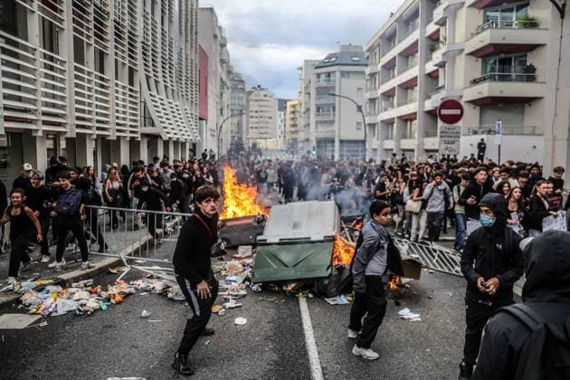 High school blockades, student protests, clashes with law enforcement PHOTOPQR SUD OUEST David Le Deodic Pau October 2, 2026 High school blockades, student protests, tensions with law enforcement, in Pau on October 2, 2026 High school students from Barthou, Saint John Perse, Saint Cricq, and Baradat gathered France Fires have broken out at several schools in France, as students protest by blockading educational institutions nationwide over school funding and learning conditions Pau BEARN France Copyright: xPHOTOPQR SUDxOUEST MAXPPPxDavidxLexDeodicx 20261002SDO1809 20261002SDO1809
