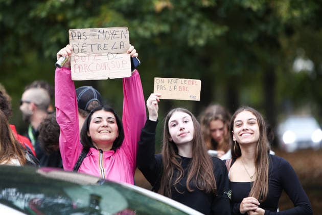 October 2, 2026, Bayonne, Nouvelle Aquitaine, France: High school students hold up cardboard signs during a protest in Bayonne, southwestern France, on October 2, 2026, against overcrowded classes and a lack of resources. One sign reads No way to be Parcoursup s whore , referring to the French university admissions platform, and the other We want the bac, not the BAC , a play on words between the baccalaureate exam and the police anti-crime brigade. The movement, which began in the Paris region a week ago, has spread across France, with hundreds of high schools blocked. Bayonne France - ZUMAb298 20261002_zsp_b298_009 Copyright: xJulesxBuonx