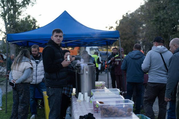 Guided bombs strike residential area in Kharkiv KHARKIV, UKRAINE - OCTOBER 2: Volunteers distribute food and drinks to residents at the scene after two guided bombs strike the city of Kharkiv, Ukraine, killing two people and injuring more than 30 others, on October 2, 2026. More than 20 houses are damaged in the attack, while residents receive assistance at the site, Kharkiv, Ukraine, October 2, 2026. Carlo Bravo Anadolu Kharkivs ka Oblast Ukraine. Editorial use only. Please get in touch for any other usage. Copyright: x2026xAnadoluxCarloxBravox