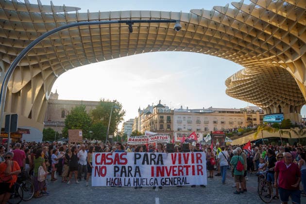 The Seville Tenants’ Union is organizing a demonstration for the right to housing. Images from the demonstration through the streets of Seville for the right to housing. October 2, 2026, in Seville, Andalusia, Spain The Seville Tenants’ Union is organizing a demonstration under the slogan Seville for the Right to Housing to demand measures against evictions, exorbitant rents, and real estate speculation October 2, 2026 Francisco J Seville, Andalusia Seville, Andalusia, Spain Copyright: xFranciscoxJ.xOlmox 7816425