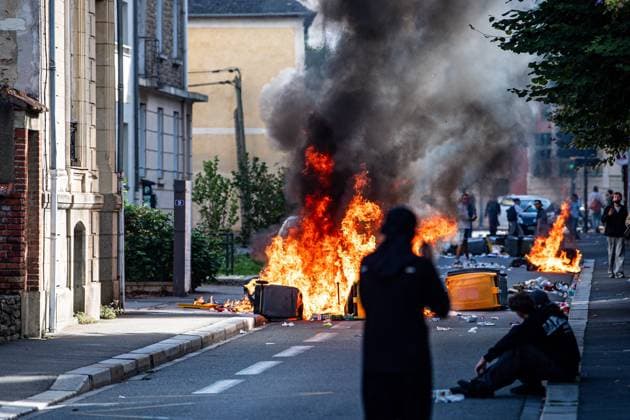 HIGH SCHOOL STUDENT PROTEST PHOTOPQR OUEST FRANCE Kévin Guyot Ouest France RENNES October 2, 2026 October 2, 2026 Third day of protests in high schools and on the streets of Rennes, Ille-et-Vilaine, Brittany. High school studentsare mobilizing to demand more resources for education. Roadblocks, burning trash cans, and tear gas marked much of the morning. Near the Jules Ferry metro station, Jean Macé High School, and the Faculty of Law and Political Science, violent clashes between young people and law enforcement occurred. PHOTO: KEVIN GUYOT, OUEST FRANCE, France. Fires have broken out at several schools in France as students protest by blockading educational institutions nationwide over school funding and learning conditions. RENNES, Fran Copyright: xPHOTOPQR OUESTxFRANCE MAXPPPxKévinxGuyotx xOuest-Francex 20261002OFR2686 20261002OFR2686