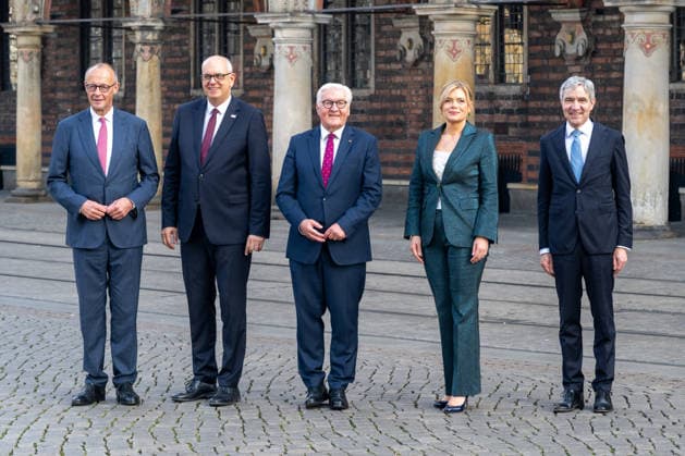Feiern Tag der Dt. Einheit in Bremen - Feierlichkeiten zum Tag der Deutschen Einheit 2026, Bremen, 03.10.2026 Bremen Bremen, Deutschland, 03.10.26: Feiern Tag der Dt. Einheit in Bremen im Marktplatz, Rathaus am 03.10.2026 in Bremen, Deutschland. (Foto von Axel Kaste) Bundeskanzler Friedrich Merz (CDU), gemeinsam mit Andreas Bovenschulte Praesident des Bundesrates, Bremer Bürgermeister, Bundespraesident Frank-Walter Steinmeier, sowie Bundestagspraesidentin Julia Kloeckner und Stephan Harbarth Praesident des Bundesverfassungsgerichts Bremen Marktplatz, Rathaus Freie Hansestadt Bremen Deutschland