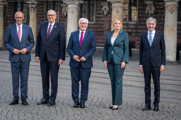 Feiern Tag der Dt. Einheit in Bremen - Feierlichkeiten zum Tag der Deutschen Einheit 2026, Bremen, 03.10.2026 Bremen Bremen, Deutschland, 03.10.26: Feiern Tag der Dt. Einheit in Bremen im Marktplatz, Rathaus am 03.10.2026 in Bremen, Deutschland. (Foto von Axel Kaste) Bundeskanzler Friedrich Merz (CDU), gemeinsam mit Andreas Bovenschulte Praesident des Bundesrates, Bremer Bürgermeister, Bundespraesident Frank-Walter Steinmeier, sowie Bundestagspraesidentin Julia Kloeckner und Stephan Harbarth Praesident des Bundesverfassungsgerichts Bremen Marktplatz, Rathaus Freie Hansestadt Bremen Deutschland