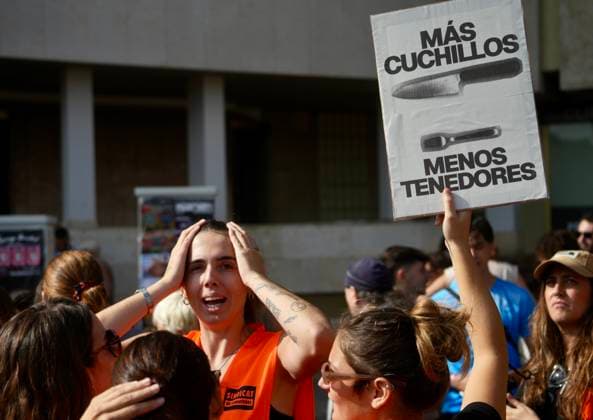 Protest organized by the Valencia Tenants Union: A large crowd gathered during a protest organized by the Valencia Tenants Union on October 3, 2026, in Valencia, Valencian Community, Spain. The union organized the march to demand changes in housing policies and greater protection for renters. Prime Minister Pedro Sánchez will spend the next few hours analyzing what happened yesterday, Friday, in Congress following the rejection of the two royal decrees on housing and will be monitoring the public reaction in the streets to decide whether to ultimately call early general elections. OCTOBER 3, 2026 Valencia, Valencian Community Valencia, Valencian Community, Spain Copyright: xEduardoxManzanax 7817163