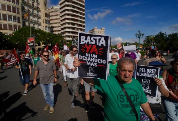Protest organized by the Valencia Tenants Union: A large crowd gathered during a protest organized by the Valencia Tenants Union on October 3, 2026, in Valencia, Valencian Community, Spain. The union organized the march to demand changes in housing policies and greater protection for renters. Prime Minister Pedro Sánchez will spend the next few hours analyzing what happened yesterday, Friday, in Congress following the rejection of the two royal decrees on housing and will be monitoring the public reaction in the streets to decide whether to ultimately call early general elections. OCTOBER 3, 2026 Valencia, Valencian Community Valencia, Valencian Community, Spain Copyright: xEduardoxManzanax 7817167