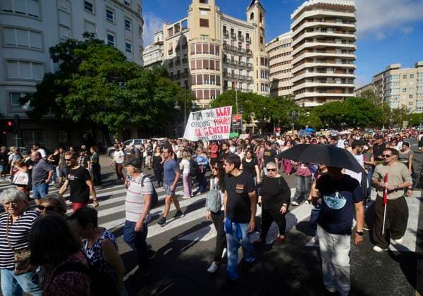 Protest organized by the Valencia Tenants Union: A large crowd gathered during a protest organized by the Valencia Tenants Union on October 3, 2026, in Valencia, Valencian Community, Spain. The union organized the march to demand changes in housing policies and greater protection for renters. Prime Minister Pedro Sánchez will spend the next few hours analyzing what happened yesterday, Friday, in Congress following the rejection of the two royal decrees on housing and will be monitoring the public reaction in the streets to decide whether to ultimately call early general elections. OCTOBER 3, 2026 Valencia, Valencian Community Valencia, Valencian Community, Spain Copyright: xEduardoxManzanax 7817169
