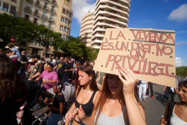 Protest organized by the Valencia Tenants Union: A large crowd gathered during a protest organized by the Valencia Tenants Union on October 3, 2026, in Valencia, Valencian Community, Spain. The union organized the march to demand changes in housing policies and greater protection for renters. Prime Minister Pedro Sánchez will spend the next few hours analyzing what happened yesterday, Friday, in Congress following the rejection of the two royal decrees on housing and will be monitoring the public reaction in the streets to decide whether to ultimately call early general elections. OCTOBER 3, 2026 Valencia, Valencian Community Valencia, Valencian Community, Spain Copyright: xEduardoxManzanax 7817173