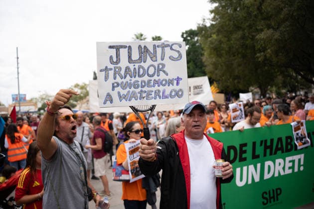 Housing Protest in Palma: A large crowd gathered during a protest to demand a reduction in housing rents on October 3, 2026, in Palma de Mallorca, Mallorca, Balearic Islands, Spain. The Tenants’ Union and PAH Mallorca (Platform of People Affected and Involved by Mortgages and Housing) have organized the march to demand changes in housing policies and greater protection for renters. Prime Minister Pedro Sánchez, will spend the next few hours analyzing what happened yesterday, Friday, in Congress following the rejection of the two royal decrees on housing, and will be monitoring the public reaction in the streets to decide whether to ultimately call early general elections. OCTOBER 3, 2026 Javier Ferná Palma de Mallorca, Mallorca, Isl Palma Copyright: xJavierxFernandezx 7817319