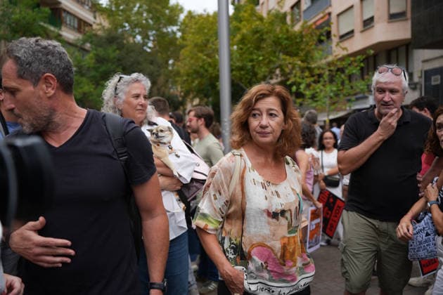 Housing Protest in Palma: Francina Armengol, President of the Congress of Deputies, during a protest calling for a reduction in housing rents, on October 3, 2026, in Palma de Mallorca, Mallorca, Balearic Islands, Spain. The Tenants’ Union and PAH Mallorca (Platform of People Affected and Involved by Mortgages and Housing) have organized the march to demand changes in housing policies and greater protection for renters. The Prime Minister, Pedro Sánchez, will spend the next few hours analyzing what happened yesterday, Friday, in Congress following the rejection of the two royal decrees on housing, and will be monitoring the public reaction in the streets to decide whether to ultimately call early general elections. OCTOBER 3, 2026 Javier Fe Copyright: xJavierxFernandezx 7817340