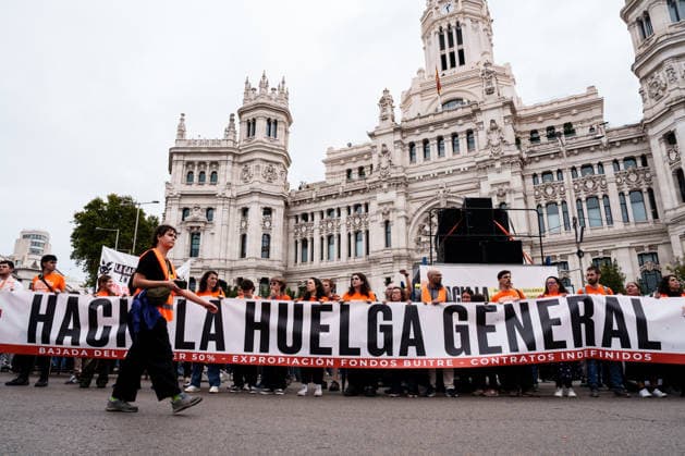 Housing Protest in Madrid: Numerous people hold a banner reading Toward a General Strike during the protest demanding a reduction in rental prices, on October 3, 2026, in Madrid, Spain. The Tenants’ Union organized the march to demand changes in housing policies and greater protection for renters. Prime Minister Pedro Sánchez, will spend the next few hours analyzing what happened yesterday, Friday, in Congress following the rejection of the two royal decrees on housing, and will be monitoring the public reaction in the streets to decide whether to ultimately call a snap general election. OCTOBER 3, 2026, Madrid, Spain Copyright: xMatiasxChiofalox 7817552