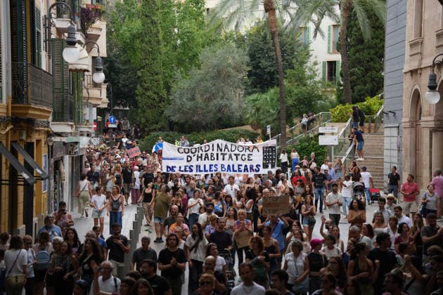 Housing Protest in Palma: A large crowd gathered during a protest to demand a reduction in housing rents on October 3, 2026, in Palma de Mallorca, Mallorca, Balearic Islands, Spain. The Tenants’ Union and PAH Mallorca (Platform of People Affected and Involved by Mortgages and Housing) have organized the march to demand changes in housing policies and greater protection for renters. Prime Minister Pedro Sánchez, will spend the next few hours analyzing what happened yesterday, Friday, in Congress following the rejection of the two royal decrees on housing, and will be monitoring the public reaction in the streets to decide whether to ultimately call early general elections. OCTOBER 3, 2026 Javier Ferná Palma de Mallorca, Mallorca, Isl Palma Copyright: xJavierxFernandezx 7817678