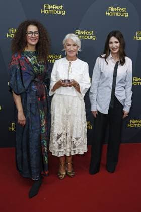 Malika Rabahallah, Helen Mirren und Iris Berben bei der Ein Talent fürs Morden Premiere und Douglas Sirk Award Verleihung auf dem 34. Filmfest Hamburg im Cinemaxx Dammtor, Hamburg, Deutschland Malika Rabahallah, Helen Mirren and Iris Berben at the Ein Talent fürs Murden Premiere and Douglas Sirk Award Ceremony at the 34th Hamburg Film Festival at Cinemaxx Dammtor, Hamburg, Germany Copyright: imageBROKER ChristopherxTamcke ibltam19361783