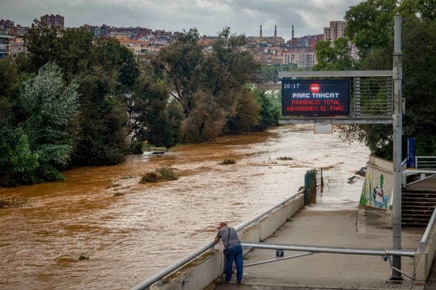 The Besòs River Exceeds the Danger Threshold in Santa Coloma de Gramenet, Barcelona A person observes the rising waters of the Besòs River due to last night’s torrential rains, on October 4, 2026, in Santa Coloma de Gramenet, Barcelona, Catalonia, Spain. The Generalitat’s Civil Protection Agency has issued an Es Alert to residents of Barcelona, Montcada i Reixac, Santa Coloma de Gramenet, and Sant Adrià de Besòs, Barcelona, due to the risk of the Besòs River overflowing as a result of the rainstorm. Civil Protection has asked nearby residents to go to upper floors if the water reaches their homes. They also remind residents to avoid basements and ground floors and not to approach the river OCTOBER 4, 2026 Kike Rincó Santa Coloma de Grame Copyright: xKikexRinconx 7819401