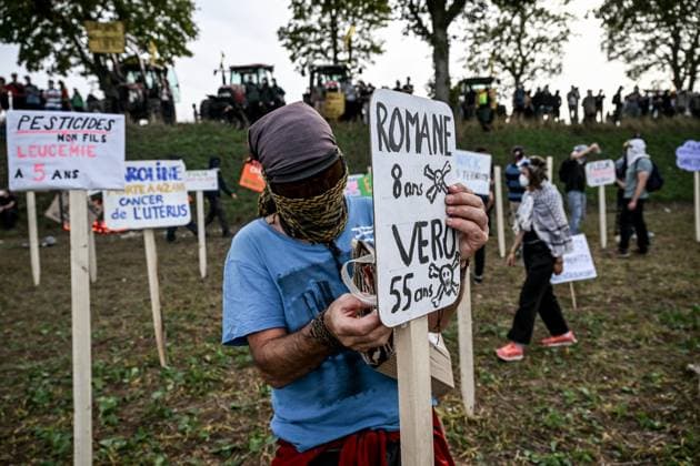 PROTEST AGAINST PESTICIDES PHOTOPQR OUEST FRANCE Martin ROCHE Saint Pierre la Garenne October 3, 2026 This Saturday, October 3, 2026, a protest against pesticides is being held in Saint-Pierre-la-Garenne, Eure, Normandy. In the massive procession, farmers, patients, healthcare workers, and citizens demanded the closure of production sites such as Syngenta’s. The rally was organized by an unprecedented coalition: the Confédération paysanne and Les Soulèvements de la Terre, the association Cancer Colère, and the Collectif de soutien aux victimes des pesticides de l’Ouest (CSVPO). Here, protesters held signs bearing the names of people diagnosed with pesticide-related cancers. Photographer: Martin ROCHE, Ouest France. Saint-Pierre-la-Gare Copyright: xPHOTOPQR OUESTxFRANCE MAXPPPxMartinxROCHEx 20261004OFR7221 20261004OFR7221