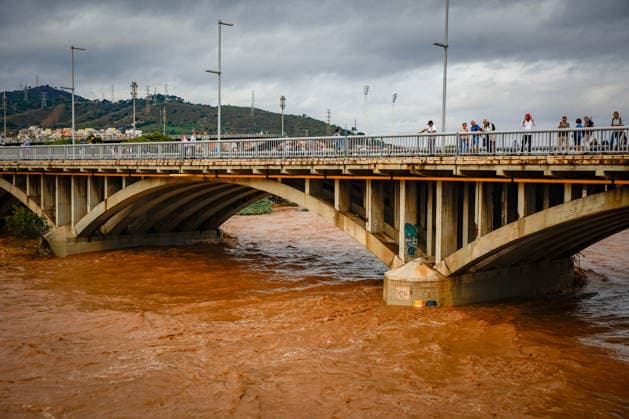 The Besòs River Exceeds the Danger Threshold in Santa Coloma de Gramenet, Barcelona. Several people watch the Besòs River rise due to last night’s torrential rains, on October 4, 2026, in Santa Coloma de Gramenet, Barcelona, Catalonia, Spain. The Generalitat’s Civil Protection Agency has issued an Es Alert to residents of Barcelona, Montcada i Reixac, Santa Coloma de Gramenet, and Sant Adrià de Besòs, Barcelona, due to the risk of the Besòs River overflowing as a result of the rainstorm. Civil Protection has asked residents in the vicinity to go to upper floors if the water reaches their homes. They also remind residents to avoid basements and ground floors and to stay away from the river OCTOBER 4, 2026 Kike Rincó Santa Coloma de Gramen Copyright: xKikexRinconx 7819601