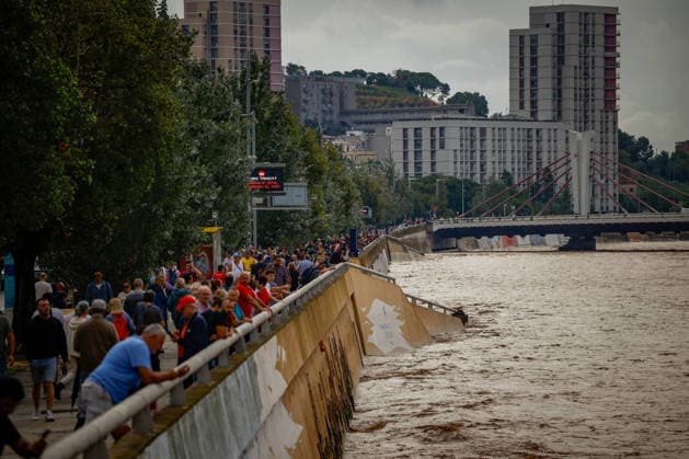 The Besòs River Exceeds the Danger Threshold in Santa Coloma de Gramenet, Barcelona. Several people watch the Besòs River rise due to last night’s torrential rains, on October 4, 2026, in Santa Coloma de Gramenet, Barcelona, Catalonia, Spain. The Generalitat’s Civil Protection Agency has issued an Es Alert to residents of Barcelona, Montcada i Reixac, Santa Coloma de Gramenet, and Sant Adrià de Besòs, Barcelona, due to the risk of the Besòs River overflowing as a result of the rainstorm. Civil Protection has asked residents in the vicinity to go to upper floors if the water reaches their homes. They also remind residents to avoid basements and ground floors and to stay away from the river OCTOBER 4, 2026 Kike Rincó Santa Coloma de Gramen Copyright: xKikexRinconx 7819607