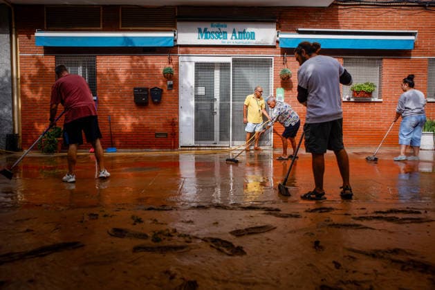 The Besòs River Exceeds the Danger Threshold in Santa Coloma de Gramenet, Barcelona. Residents clean up the mud that has accumulated in the streets due to last night’s torrential rains, on October 4, 2026, in Sant Adrià de Besòs, Barcelona, Catalonia, Spain. The Generalitat’s Civil Protection Agency has issued an Es Alert to residents of Barcelona, Montcada i Reixac, Santa Coloma de Gramenet, and Sant Adrià de Besòs, Barcelona, due to the risk of the Besòs River overflowing as a result of the rainstorm. Civil Protection has asked nearby residents to go to upper floors if water reaches their homes. They also remind residents to avoid basements and ground floors and to stay away from the river OCTOBER 4, 2026 Kike Rincó Sant Adrià de Besòs Copyright: xKikexRinconx 7819683
