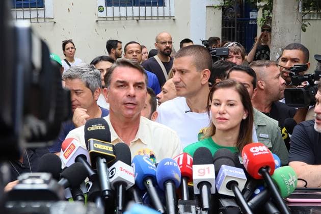 Flavio Bolsonaro votes at a school in the northern zone of Rio de Janeiro. Flavio Bolsonaro (PL RJ), senator and candidate for president of the republic, votes accompanied by his wife Fernanda, Douglas Ruas (PL RJ), state deputy and candidate for governor of Rio de Janeiro, Carlos Portinho (PL RJ), senator and candidate for re-election, and Carlos Jordy (PL RJ), federal deputy and candidate for senator, at the Barao Homem de Mello Municipal School, in Vila Isabel, in the northern zone of the city, this Sunday, the 4th. RIO DE JANEIRO Isabel Village RJ BRAZIL Copyright: xCharlesxShollx