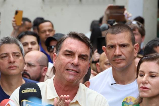 Flavio Bolsonaro votes at a school in the northern zone of Rio de Janeiro. Flavio Bolsonaro (PL RJ), senator and candidate for president of the republic, votes accompanied by his wife Fernanda, Douglas Ruas (PL RJ), state deputy and candidate for governor of Rio de Janeiro, Carlos Portinho (PL RJ), senator and candidate for re-election, and Carlos Jordy (PL RJ), federal deputy and candidate for senator, at the Barao Homem de Mello Municipal School, in Vila Isabel, in the northern zone of the city, this Sunday, the 4th. RIO DE JANEIRO Isabel Village RJ BRAZIL Copyright: xCharlesxShollx