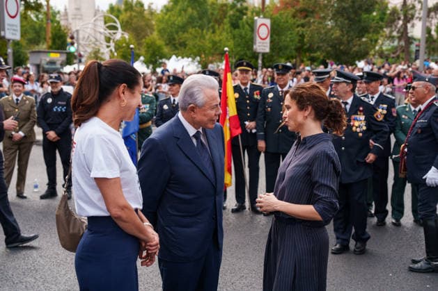 Ayuso Attends the Hispanic Heritage Parade in Madrid The president of the Community of Madrid, Isabel Díaz Ayuso (left), and the U.S. ambassador to Spain, Benjamín León (right), during the Hispanic Heritage Parade on October 4, 2025, in Madrid, Spain. For the third consecutive year, the Hispanic Heritage Parade wound its way down Gran Vía, with the largest display to date. Twenty countries from the Americas, plus the United States, Equatorial Guinea, the Philippines, Guam, and the Northern Mariana Islands, were the highlights of this year’s event. OCTOBER 4, 2026, Madrid, Spain Copyright: xMatiasxChiofalox 7820164