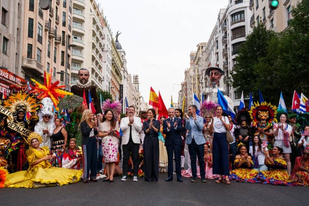 News Bilder des Tages Ayuso Attends the Hispanic Heritage Parade in Madrid Group photo taken during the Hispanic Heritage Parade on October 4, 2025, in Madrid, Spain. For the third consecutive year, the Hispanic Heritage Parade wound its way down Gran Vía, with the largest display to date. Twenty countries from the Americas, plus the United States, Equatorial Guinea, the Philippines, Guam, and the Northern Mariana Islands, were the stars of this year’s event. OCTOBER 4, 2026 Madrid, Spain Copyright: xMatiasxChiofalox 7820167