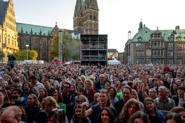 Feiern Tag der Deutschen Einheit in Bremen - Feierlichkeiten zum Tag der Deutschen Einheit 2026, Bremen, 04.10.2026 Bremen, Bürgerfest, Konzert Kamrad Bremen, Deutschland, 04.10.26: Feiern Tag der Dt. Einheit in Bremen im Marktplatz, Rathaus am 04.10.2026 in Bremen, Deutschland. (Foto von Axel Kaste), Konzert Kamrad Bremen Marktplatz, Rathaus Freie Hansestadt Bremen Deutschland