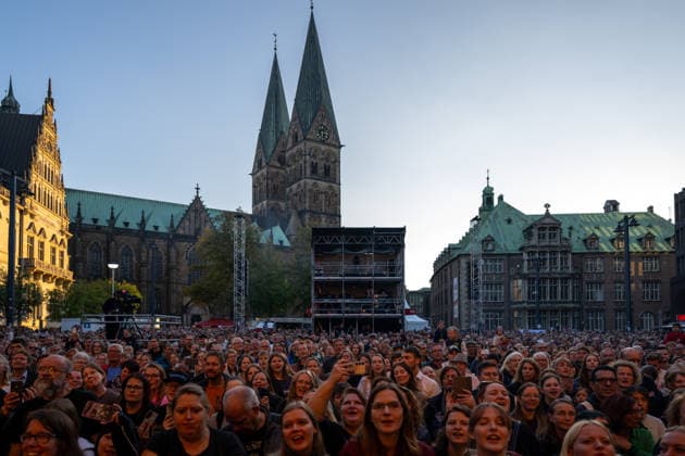 Feiern Tag der Deutschen Einheit in Bremen - Feierlichkeiten zum Tag der Deutschen Einheit 2026, Bremen, 04.10.2026 Bremen, Bürgerfest, Konzert Kamrad Bremen, Deutschland, 04.10.26: Feiern Tag der Dt. Einheit in Bremen im Marktplatz, Rathaus am 04.10.2026 in Bremen, Deutschland. (Foto von Axel Kaste), Konzert Kamrad Bremen Marktplatz, Rathaus Freie Hansestadt Bremen Deutschland