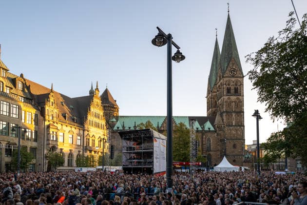 Feiern Tag der Deutschen Einheit in Bremen - Feierlichkeiten zum Tag der Deutschen Einheit 2026, Bremen, 04.10.2026 Bremen, Bürgerfest, Konzert Kamrad Bremen, Deutschland, 04.10.26: Feiern Tag der Dt. Einheit in Bremen im Marktplatz, Rathaus am 04.10.2026 in Bremen, Deutschland. (Foto von Axel Kaste), Konzert Kamrad Bremen Marktplatz, Rathaus Freie Hansestadt Bremen Deutschland