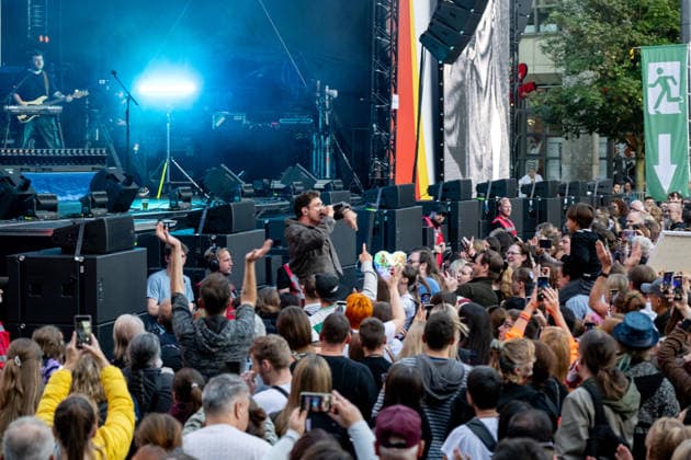 Feiern Tag der Deutschen Einheit in Bremen - Feierlichkeiten zum Tag der Deutschen Einheit 2026, Bremen, 04.10.2026 Bremen, Bürgerfest, Konzert Kamrad Bremen, Deutschland, 04.10.26: Feiern Tag der Dt. Einheit in Bremen im Marktplatz, Rathaus am 04.10.2026 in Bremen, Deutschland. (Foto von Axel Kaste), Konzert Kamrad Bremen Marktplatz, Rathaus Freie Hansestadt Bremen Deutschland