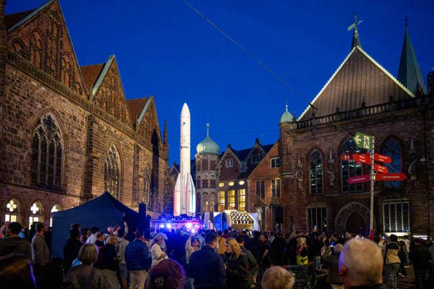 Feiern Tag der Deutschen Einheit in Bremen - Feierlichkeiten zum Tag der Deutschen Einheit 2026, Bremen, 04.10.2026 Bremen, Bürgerfest, Ariane Rakete illuminiert Bremen, Deutschland, 04.10.26: Feiern Tag der Dt. Einheit in Bremen im Marktplatz, Rathaus am 04.10.2026 in Bremen, Deutschland. (Foto von Axel Kaste), Konzert Bremen Marktplatz, Rathaus Freie Hansestadt Bremen Deutschland