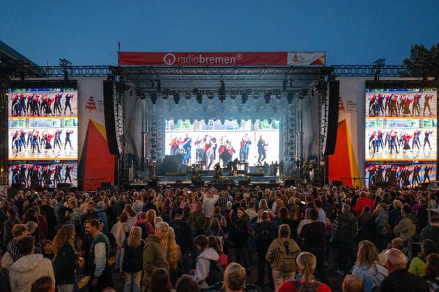 Feiern Tag der Deutschen Einheit in Bremen - Feierlichkeiten zum Tag der Deutschen Einheit 2026, Bremen, 04.10.2026 Bremen, Bürgerfest, Moderation der Einheitstanz Bremen, Deutschland, 04.10.26: Feiern Tag der Dt. Einheit in Bremen im Marktplatz, Rathaus am 04.10.2026 in Bremen, Deutschland. (Foto von Axel Kaste), Konzert Bremen Marktplatz, Rathaus Freie Hansestadt Bremen Deutschland
