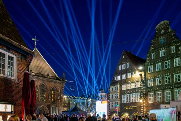 Feiern Tag der Deutschen Einheit in Bremen - Feierlichkeiten zum Tag der Deutschen Einheit 2026, Bremen, 04.10.2026 Bremen, Bürgerfest, Innenstadt illuminiert, Rathaus, mit Rakete Bremen, Deutschland, 04.10.26: Feiern Tag der Dt. Einheit in Bremen im Marktplatz, Rathaus am 04.10.2026 in Bremen, Deutschland. (Foto von Axel Kaste), Konzert Bremen Marktplatz, Rathaus Freie Hansestadt Bremen Deutschland