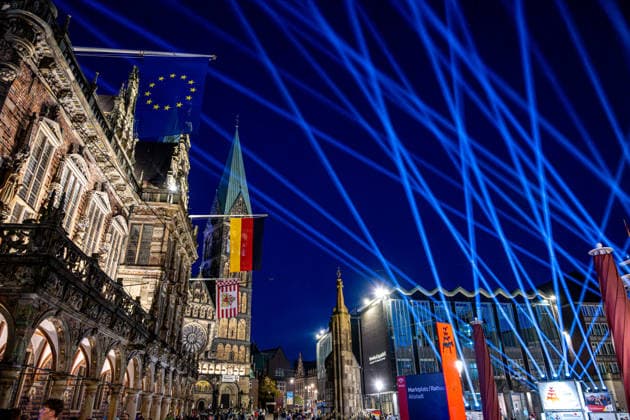 Feiern Tag der Deutschen Einheit in Bremen - Feierlichkeiten zum Tag der Deutschen Einheit 2026, Bremen, 04.10.2026 Bremen, Bürgerfest, Innenstadt illuminiert, Rathaus Bremen, Deutschland, 04.10.26: Feiern Tag der Dt. Einheit in Bremen im Marktplatz, Rathaus am 04.10.2026 in Bremen, Deutschland. (Foto von Axel Kaste), Konzert Bremen Marktplatz, Rathaus Freie Hansestadt Bremen Deutschland