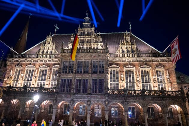 Feiern Tag der Deutschen Einheit in Bremen - Feierlichkeiten zum Tag der Deutschen Einheit 2026, Bremen, 04.10.2026 Bremen, Bürgerfest, Innenstadt illuminiert, Rathaus Bremen, Deutschland, 04.10.26: Feiern Tag der Dt. Einheit in Bremen im Marktplatz, Rathaus am 04.10.2026 in Bremen, Deutschland. (Foto von Axel Kaste), Konzert Bremen Marktplatz, Rathaus Freie Hansestadt Bremen Deutschland