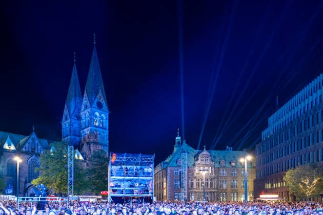 Feiern Tag der Deutschen Einheit in Bremen - Feierlichkeiten zum Tag der Deutschen Einheit 2026, Bremen, 04.10.2026 Bremen, Bürgerfest, Konzert Fersengold Bremen, Deutschland, 04.10.26: Feiern Tag der Dt. Einheit in Bremen im Marktplatz, Rathaus am 04.10.2026 in Bremen, Deutschland. (Foto von Axel Kaste), Konzert Bremen Marktplatz, Rathaus Freie Hansestadt Bremen Deutschland