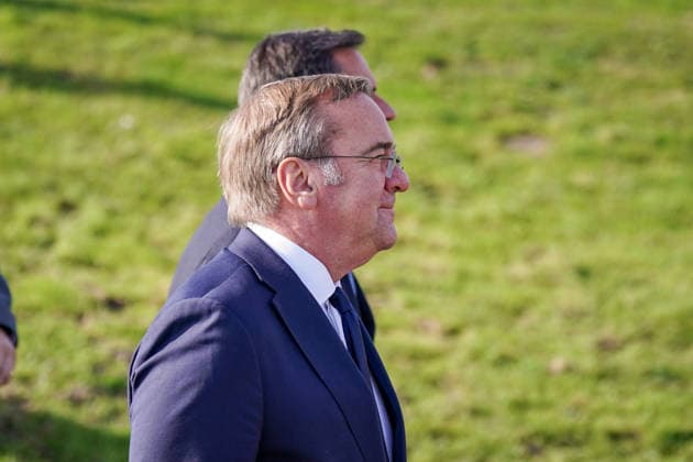 Deutschland, Emden: Bundesverteidigungsminister Boris Pistorius im Profil während des Pressetermins zur Bekanntgabe der Entscheidung über die Einrichtung eines zweiten Marinestützpunktes der Deutschen Marine an der Nordseeküste. Porträt, Seitenprofil, Boris Pistorius, Bundesverteidigungsminister, Bundesregierung, Bundeswehr, Deutsche Marine, Marinestützpunkt, Standortentscheidung, Verteidigung, Sicherheitspolitik, Emden, Niedersachsen. Copyright: xJOERANxSTEINSIEKx