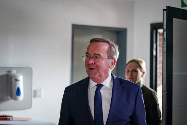 Deutschland, Emden: Bundesverteidigungsminister Boris Pistorius beim Eintreffen zum Pressetermin zur Bekanntgabe der Entscheidung über die Einrichtung eines zweiten Marinestützpunktes der Deutschen Marine an der Nordseeküste. Emden wird Standort des neuen Marinestützpunktes. Boris Pistorius, Porträt, Ankunft, Bundesverteidigungsminister, Bundesregierung, Bundeswehr, Deutsche Marine, Marinestützpunkt, Standortentscheidung, Emden, Niedersachsen. Copyright: xJOERANxSTEINSIEKx