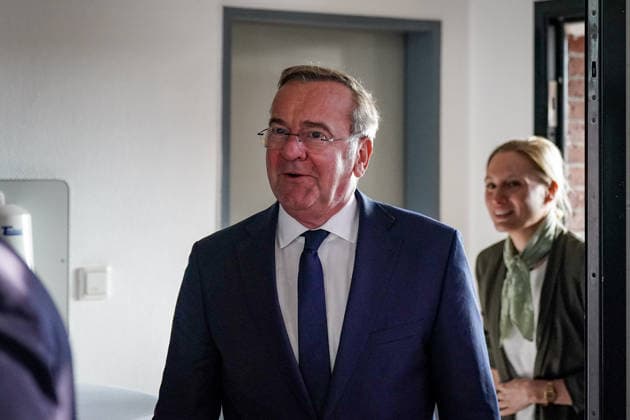 Deutschland, Emden: Bundesverteidigungsminister Boris Pistorius beim Eintreffen zum Pressetermin zur Bekanntgabe der Entscheidung über die Einrichtung eines zweiten Marinestützpunktes der Deutschen Marine an der Nordseeküste. Emden wird Standort des neuen Marinestützpunktes. Boris Pistorius, Porträt, Ankunft, Bundesverteidigungsminister, Bundesregierung, Bundeswehr, Deutsche Marine, Marinestützpunkt, Standortentscheidung, Emden, Niedersachsen. Copyright: xJOERANxSTEINSIEKx