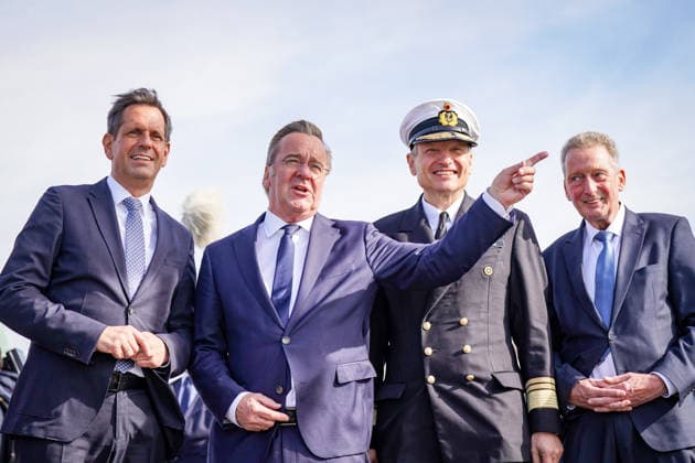 Deutschland, Emden: Niedersachsens Ministerpräsident Olaf Lies, Bundesverteidigungsminister Boris Pistorius, Vizeadmiral Wilhelm Tobias Abry, Inspekteur der Marine, und Emdens Erster Stadtrat Horst Jahnke (von links) beim Pressetermin zur Entscheidung für den neuen Marinestützpunkt in Emden. Gruppenbild, Olaf Lies, Boris Pistorius, Wilhelm Tobias Abry, Horst Jahnke, Deutsche Marine, Bundeswehr, Marinestützpunkt, Emden. Copyright: xJOERANxSTEINSIEKx
