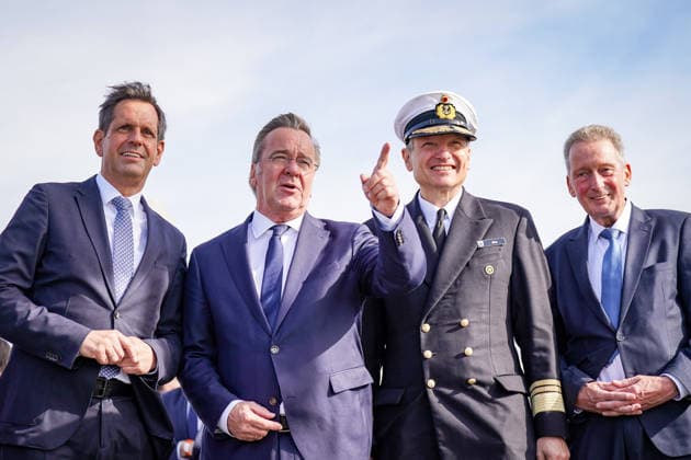 Deutschland, Emden: Niedersachsens Ministerpräsident Olaf Lies, Bundesverteidigungsminister Boris Pistorius, Vizeadmiral Wilhelm Tobias Abry, Inspekteur der Marine, und Emdens Erster Stadtrat Horst Jahnke (von links) beim Pressetermin zur Entscheidung für den neuen Marinestützpunkt in Emden. Gruppenbild, Olaf Lies, Boris Pistorius, Wilhelm Tobias Abry, Horst Jahnke, Deutsche Marine, Bundeswehr, Marinestützpunkt, Emden. Copyright: xJOERANxSTEINSIEKx