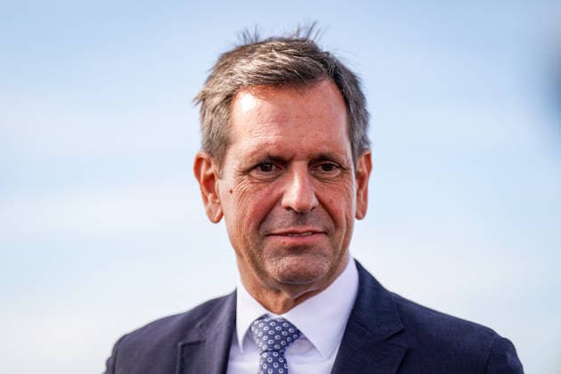 Deutschland, Emden: Niedersachsens Ministerpräsident Olaf Lies beim Pressetermin zur Entscheidung über die Einrichtung eines zweiten Marinestützpunktes der Deutschen Marine an der Nordseeküste. Emden wird Standort des neuen Marinestützpunktes. Porträt, Nahaufnahme, Olaf Lies, Ministerpräsident, Niedersachsen, Landesregierung, Deutsche Marine, Bundeswehr, Marinestützpunkt, Standortentscheidung, Verteidigungspolitik, Emden. Copyright: xJOERANxSTEINSIEKx